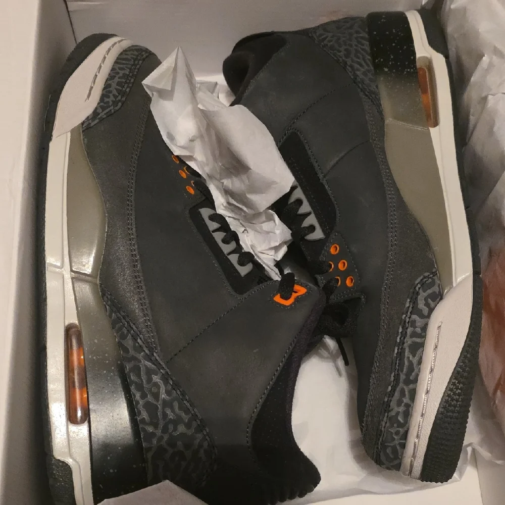 Jordan 3 Retro "Fear" - Picture 1 of 12